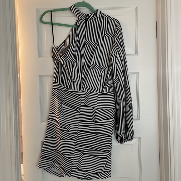 One shoulder geometrical mini dress - Picture 2 of 3